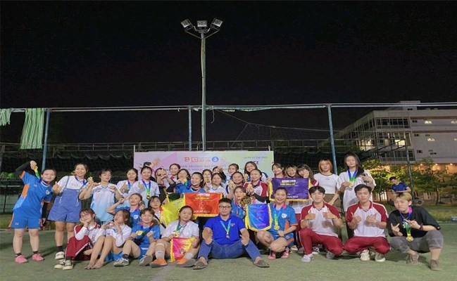 Đội bóng đá nữ Khoa Tiếng Trung của Trường Ngoại ngữ-Xã hội nhân văn Đại học Duy Tân vô địch giải bóng đá!