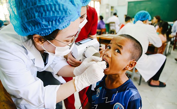 Sinh viên trường ĐH Duy Tân khám chữa răng miễn phí cho người dân